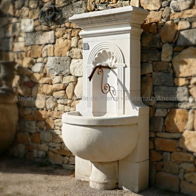 Belle fontaine murale de jardin travaillée avec soin par notre artisan tailleur de pierre Alain BIDAL.