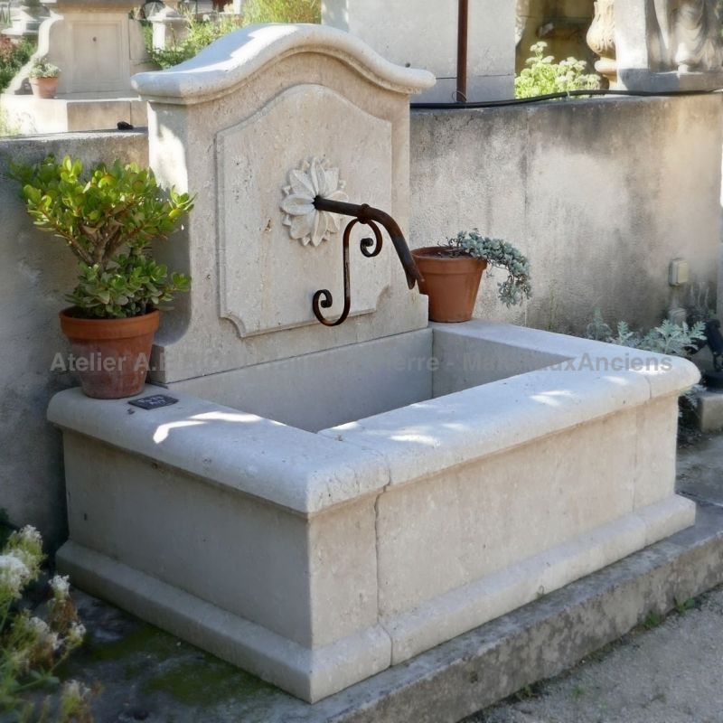 Fontaine murale d'extérieur en pierre ǀ Entreprise artisanale Bidal, tailleur de pierre en Provence.