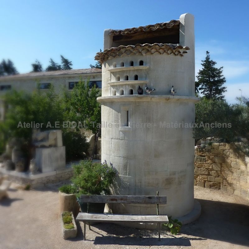 Pigeonnier en taille de pierre, une création signée Alain Bidal.