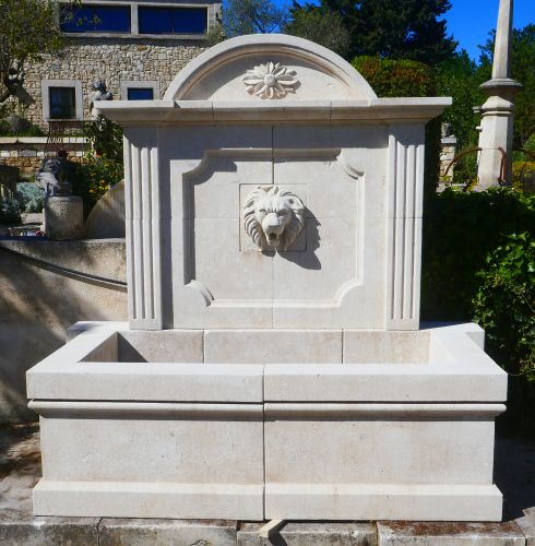 Fontaine murale pour l'extérieur -: bel élément de décoration du jardin par Atelier Alain BIDAL (Provence)