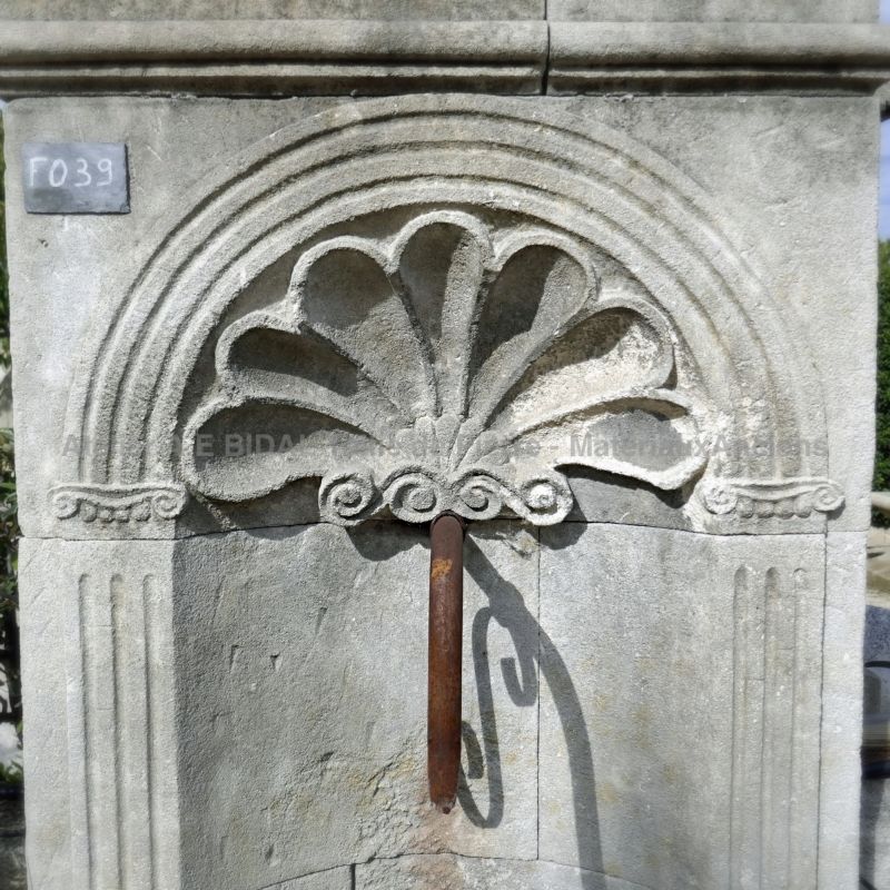 Detail of the shell carved by hand on the pediment of our stone wall fountain - Atelier Alain BIDAL (Provence)