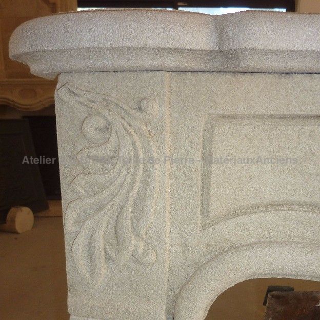 Classic French mantel in natural stone crafted by the Atelier Alain BIDAL (Provence)