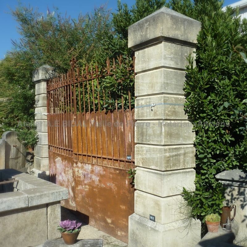 Magnifiques piliers en pierre de taille, un très beau travail d'artisan travailleur de pierre.