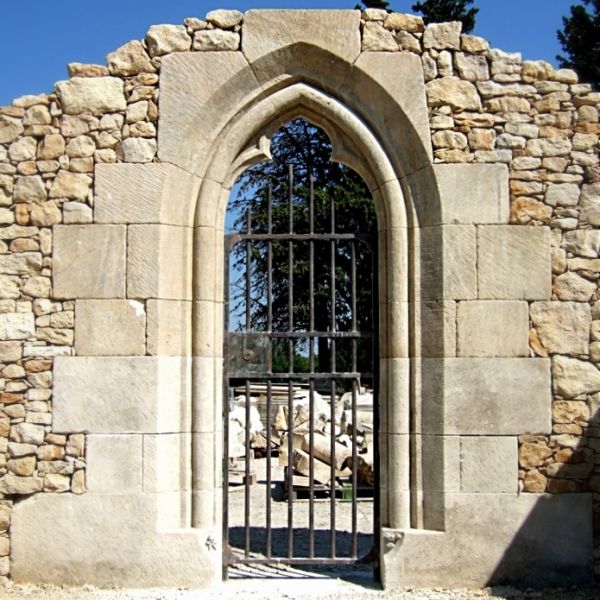 Beau fenestrage gothique en pierre - réalisation artisanale soignée des artisans tailleurs de pierre de l'atelier Bidal.