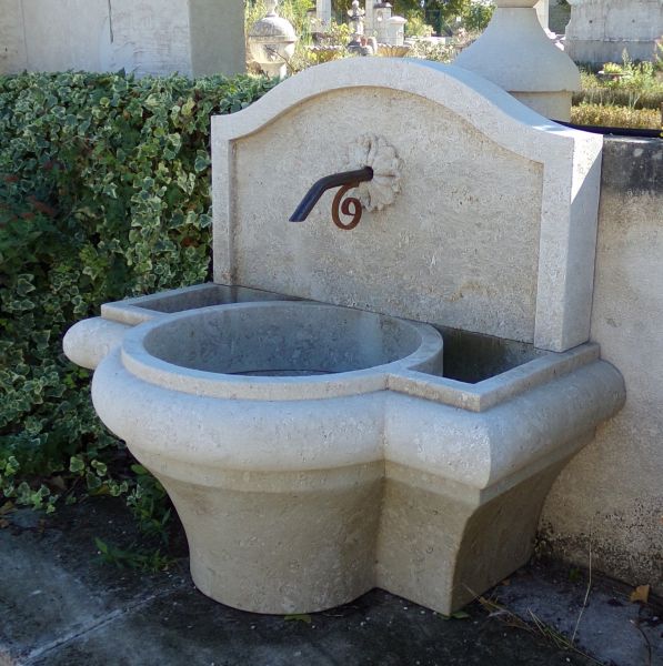 Fontaine de jardin en pierre naturelle taillée par notre tailleur de pierre - Atelier Alain BIDAL (Provence)