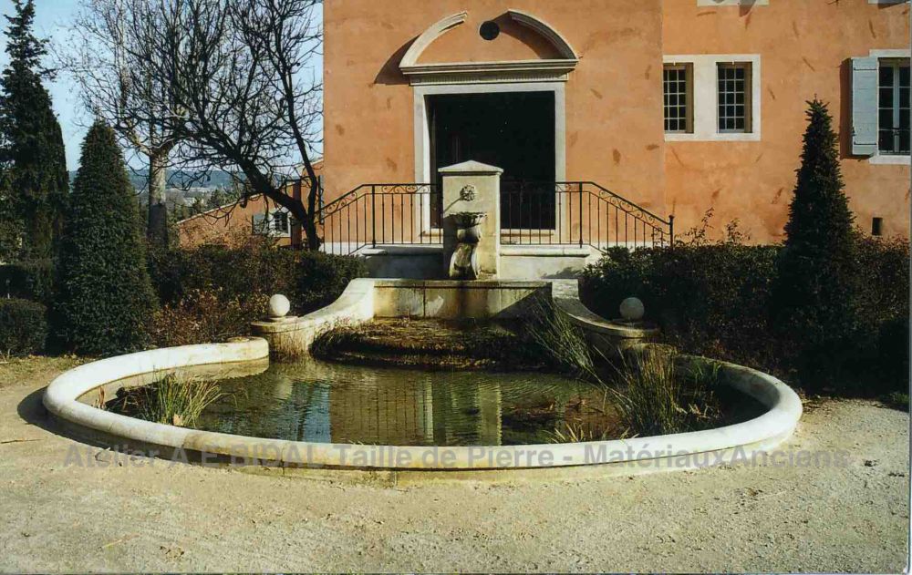 Réalisation de fontaines en pierre de taille sur mesure.