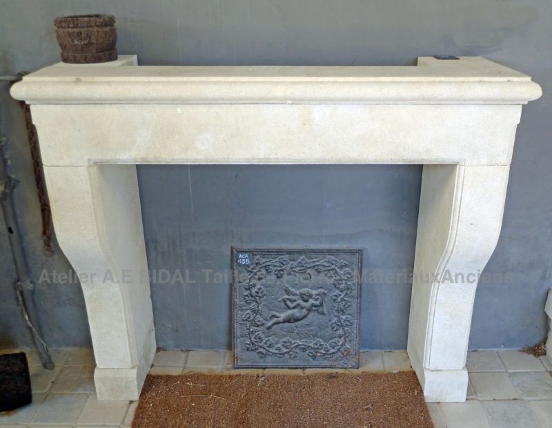 Classic Provence mantelpiece in carved limestone - Atelier Alain BIDAL (Provence)