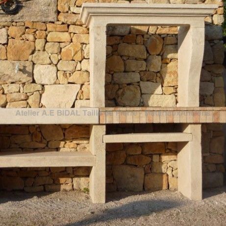 Cuisine d'été en pierre de Provence avec barbecue