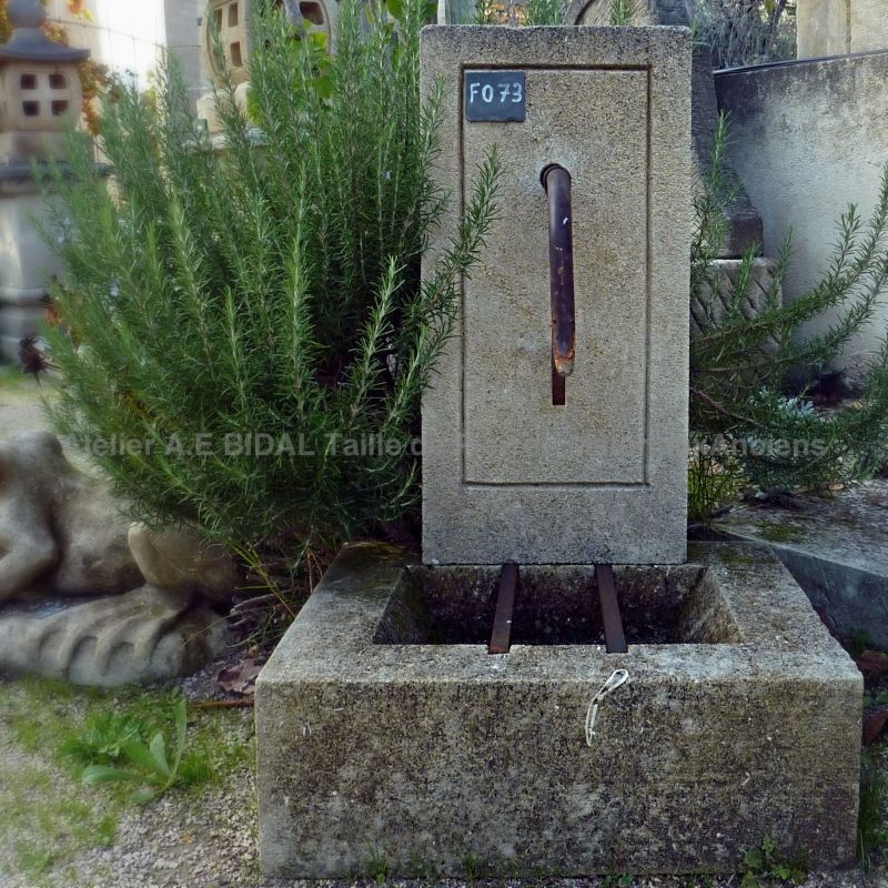 Borne à eau en pierre provençale : une petite fontaine rustique en pierre taillée - Atelier Alain BIDAL (Provence)