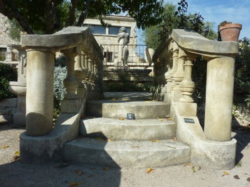 Petit escalier en pierre de trois marches - création signée Alain Bidal