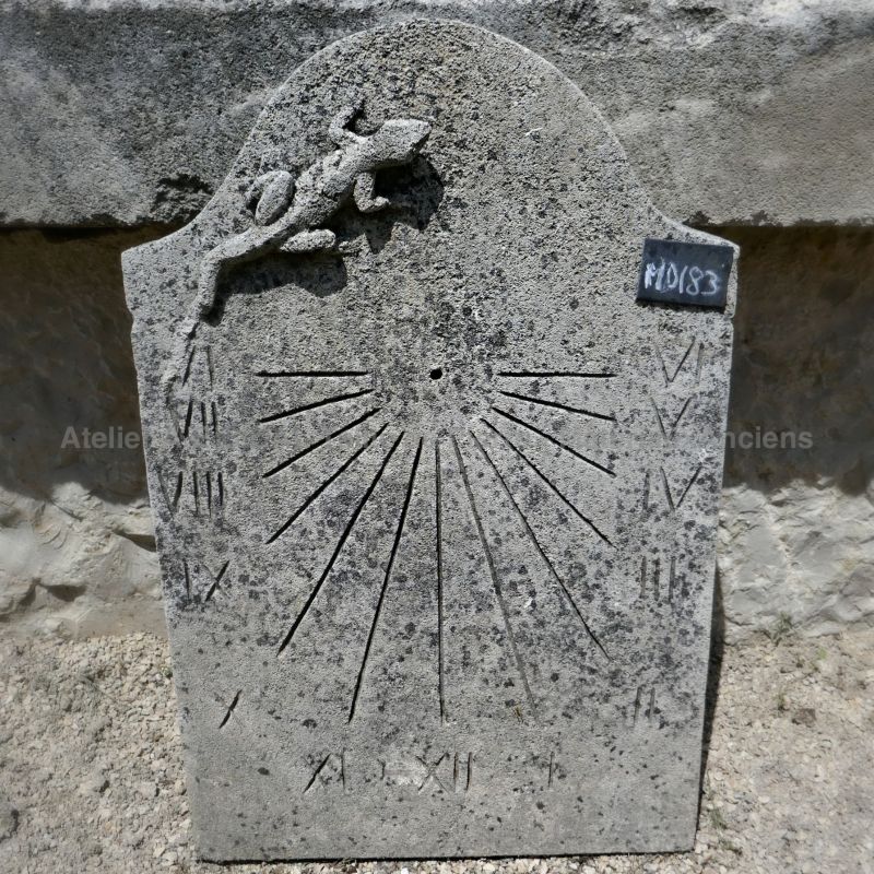 Cadran solaire en pierre naturelle avec lézard sculpté en relief