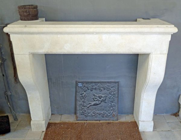 Beau modèle de cheminée en pierre d'inspiration "cheminée provençale" - Atelier Alain BIDAL (Provence)