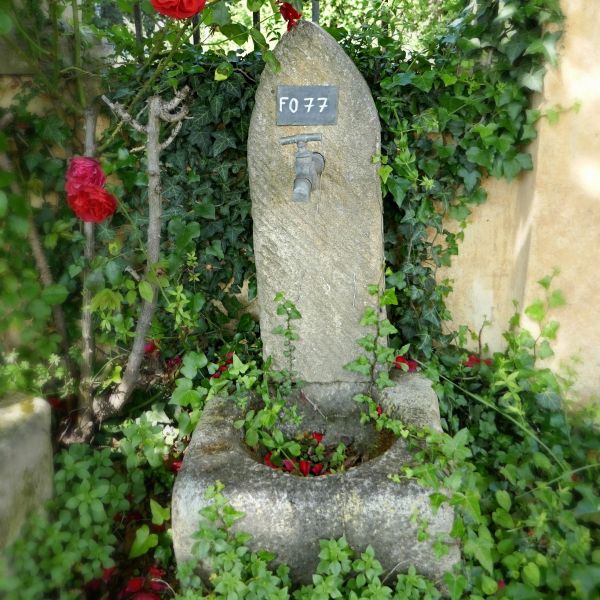Fontaine rustique en pierre par le tailleur de pierre Alain BIDAL, Isle-sur-la-Sorgue.