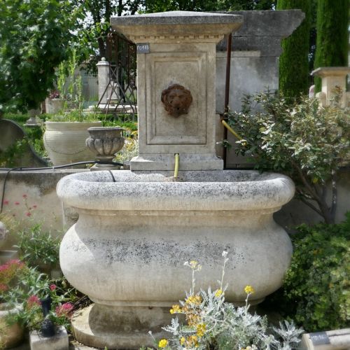 Fontaine de jardin artisanale par le tailleur de pierre du Vaucluse Alain Bidal.