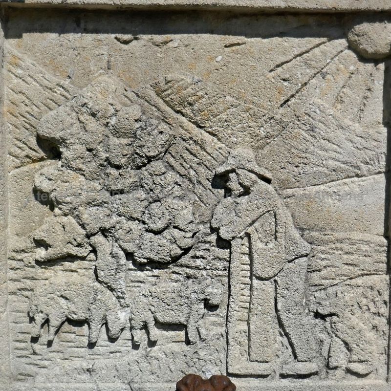 Sculpture faite à la main sur notre fontaine de Provence en pierre de taille - Atelier BIDAL.