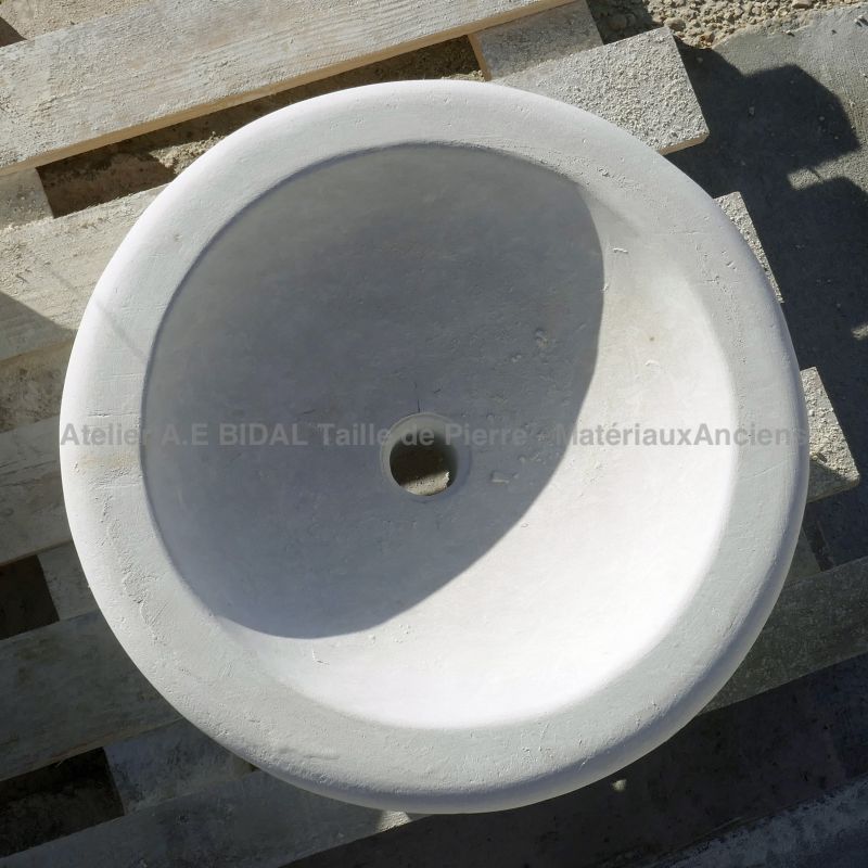 Stone washbasin : a small round bathroom sink in stone - Atelier Alain BIDAL (Provence)