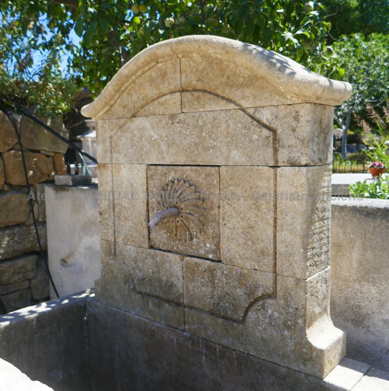 Picture of the stone pediment on our decorative wall fountain in carved limestone - Atelier BIDAL (Provence)