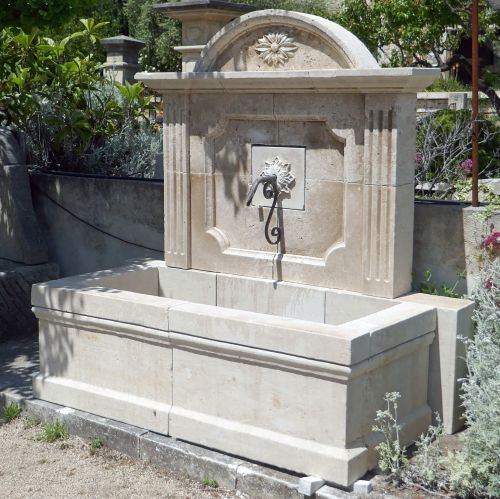 Fontaine de jardin en pierre naturelle issue de nos carrières françaises.