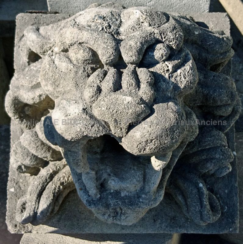 Lion's head in hand-sculpted limestone  - Atelier Alain BIDAL (Provence)