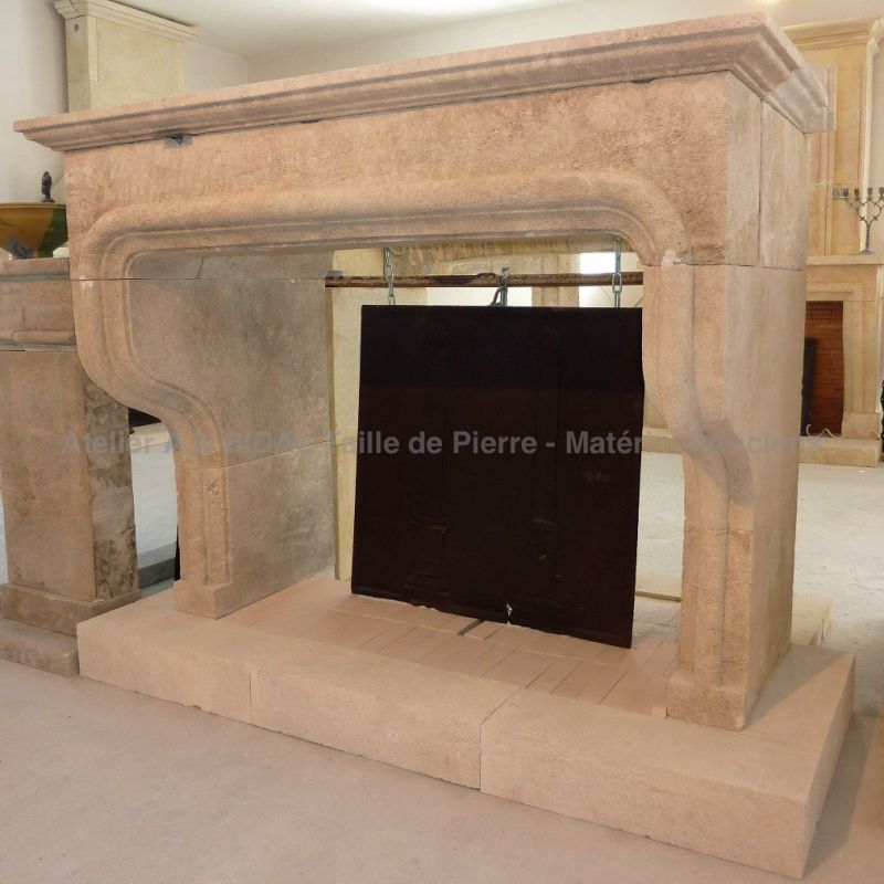 Fireplace in natural limestone, a re-issued Louis XIII mantelpiece by the Atelier Alain BIDAL (Provence)