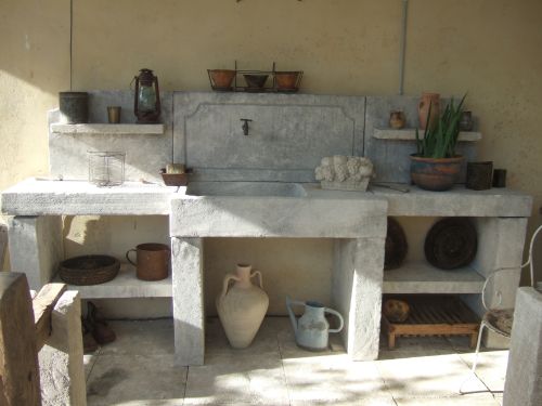 Cuisine d'été en pierre naturelle pour le jardin ou grande terrasse - Atelier Alain Bidal (Provence)