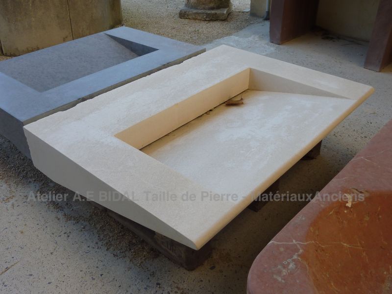 Original bathroom wash-basin in carved limestone - Atelier Alain BIDAL ( Provence)