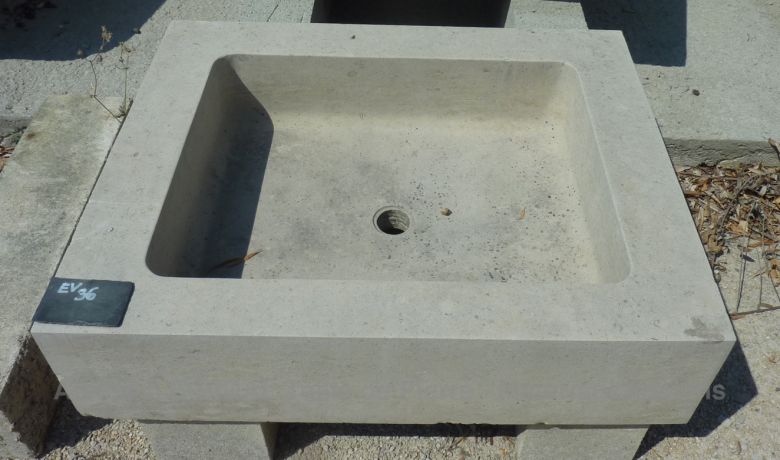 Versatile sink in carved limestone : ideal for a kitchen, a bathroom or a part of a summer kitchen ! (Atelier Alain BIDAL, Provence)