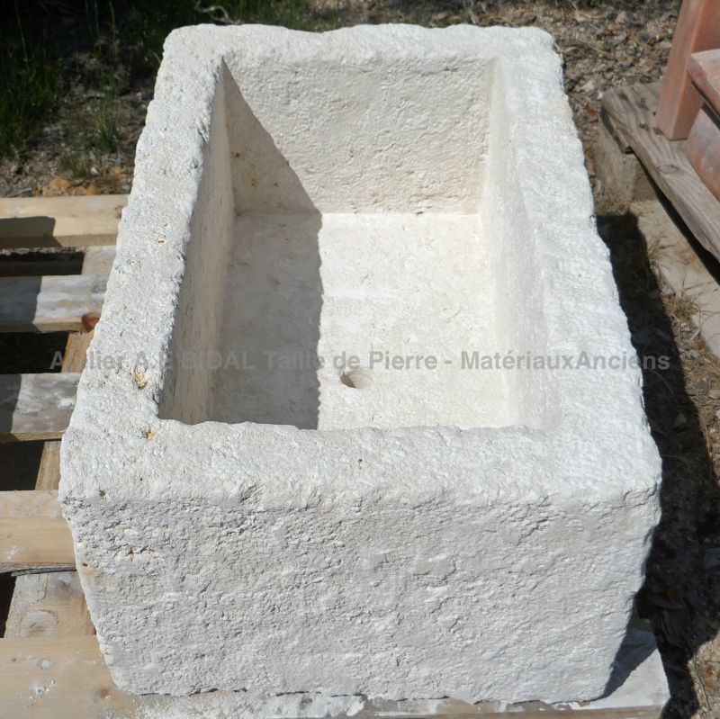 Stone kitchen sink by the artisan stonemason in Provence Atelier Alain BIDAL