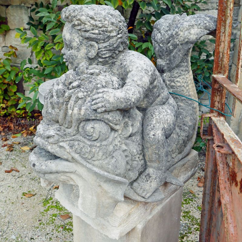 Sculpture en pierre achevée dans l'atelier de taille de pierre du Vaucluse de l'artisan tailleur de pierre Bidal.