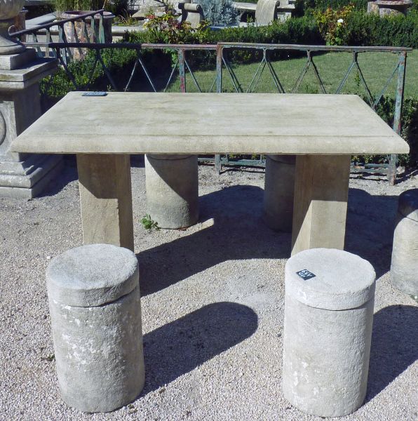 Table in carved limestone by the stone cutter of Provence Alain BIDAL