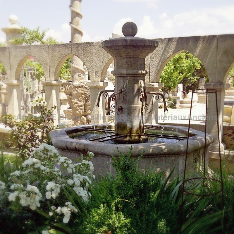 Large fontaine provençale en pierre française pour aménagement extérieur stylé !