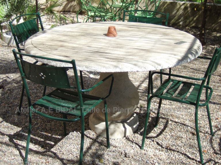 Round table in carved limestone by the stone cutter in Provence Alain BIDAL