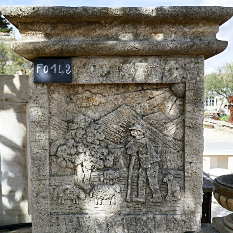 Fontaine de campagne en pierre de taille avec fronton sculpté à la main