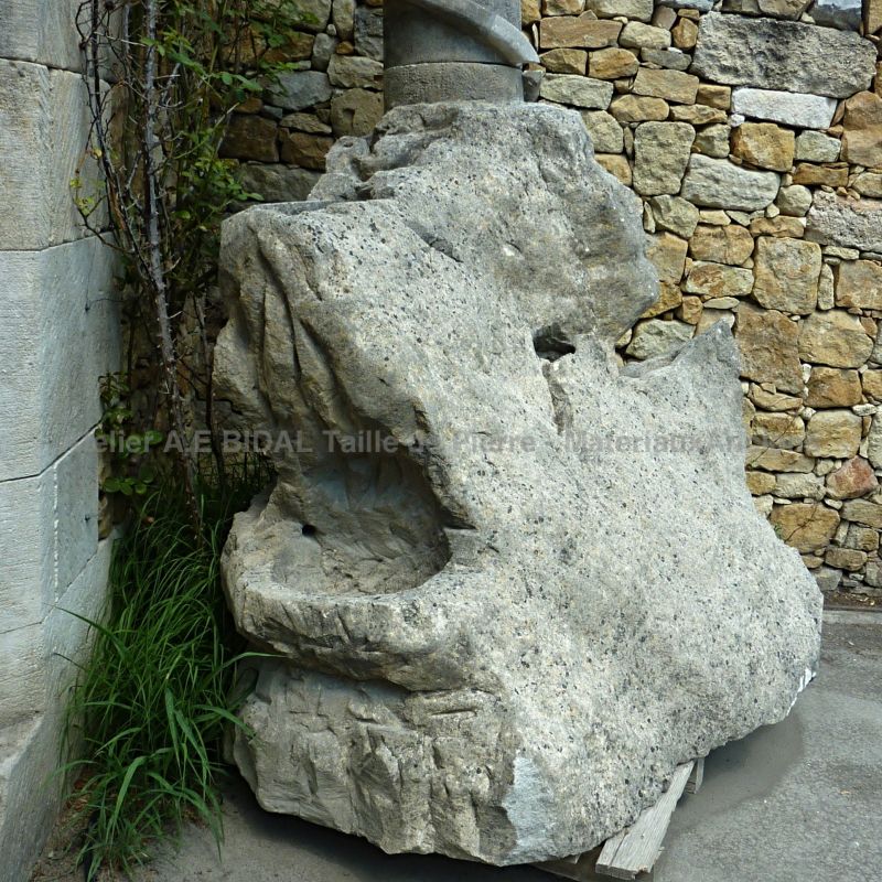 Beautiful garden fountain carved in natural limestone - Atelier Alain BIDAL (Provence).