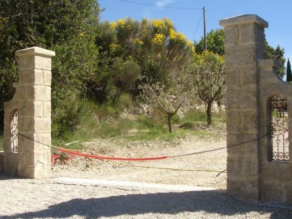 Une magnifique paire de piliers en pierre d'Avy