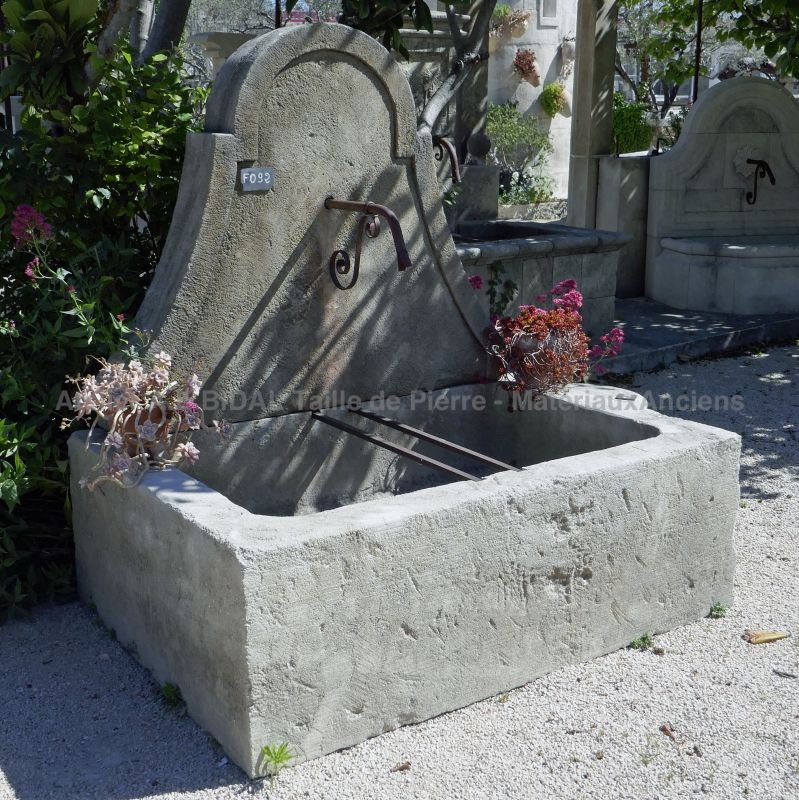 Grande fontaine de Provence en pierre - Fontaine murale pour jardin - Atelier Alain BIDAL.