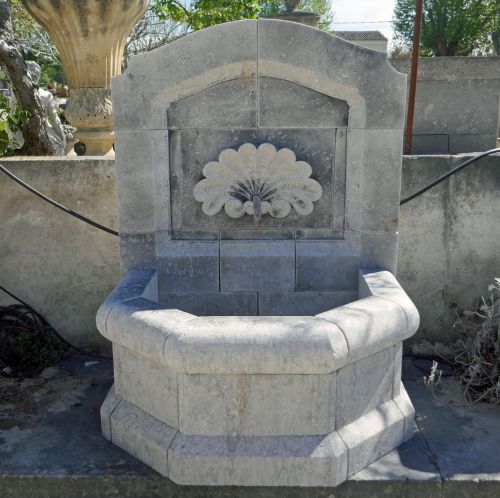 Petite fontaine d'extérieur pour aménagement de la terrasse, du balcon ou du jardin.