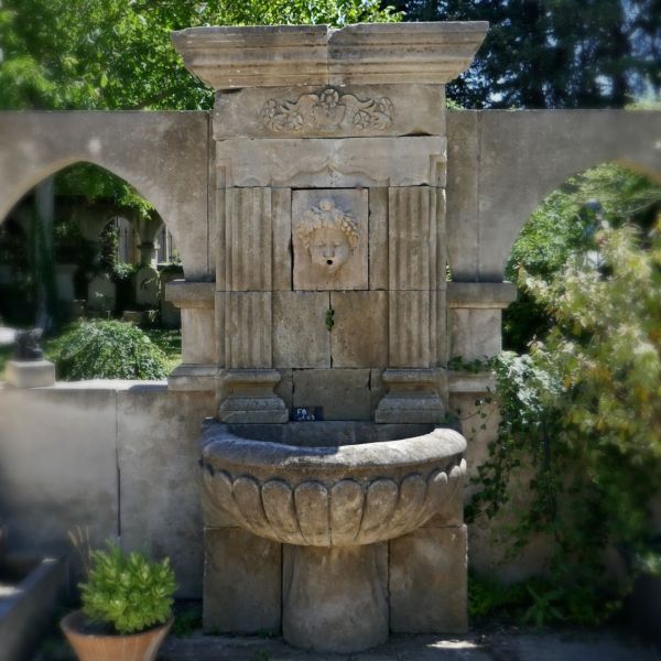 Fountain in stone from Provence - High quality sculpture made by our stonemason.