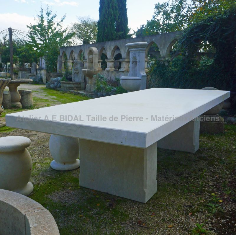 Garden furniture in stone : a long stone table - Atelier Alain BIDAL (Provence)