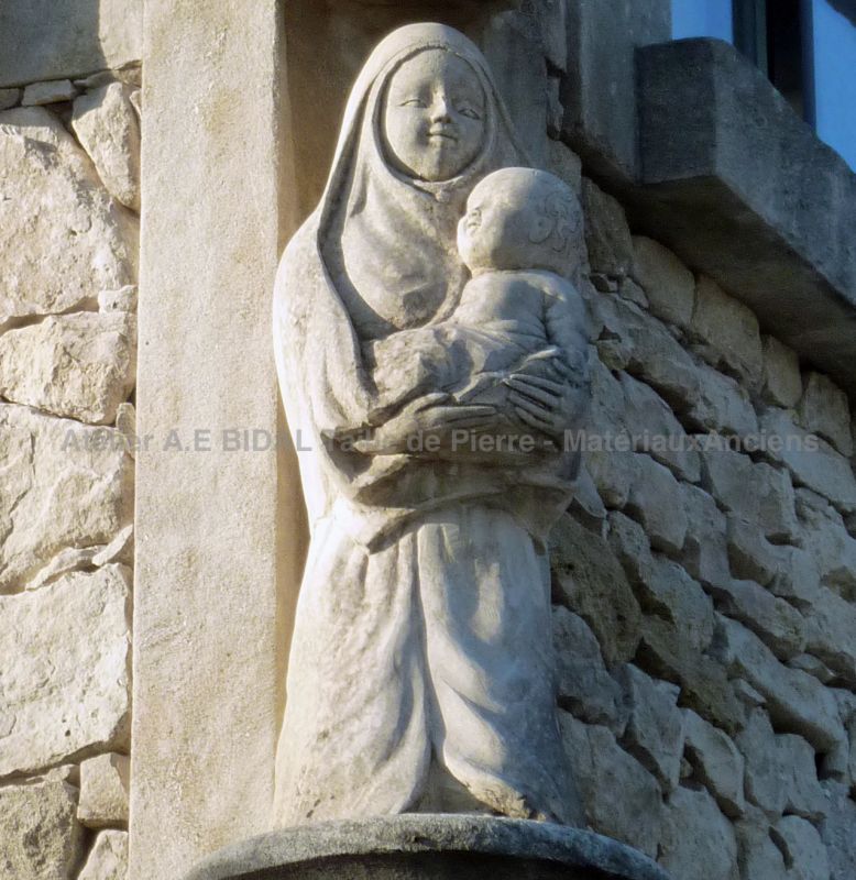 Sculpture en pierre de Provence patinée : Vierge à l'enfant