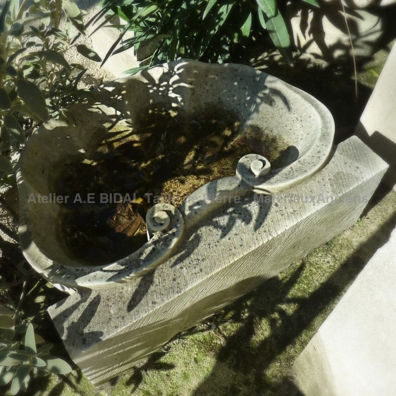 Charming bathroom wash-basin in carved limestone by the artisan stone cutter Alain BIDAL (Provence)