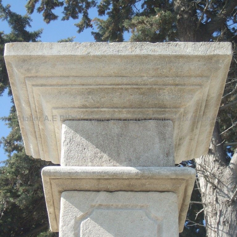 Sommet de notre pilier en pierre de taille - réalisation artisanale de notre tailleur de pierre.