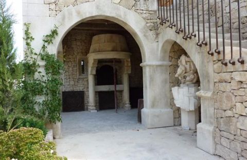 Fabrication artisanale de voute en pierre de taille.