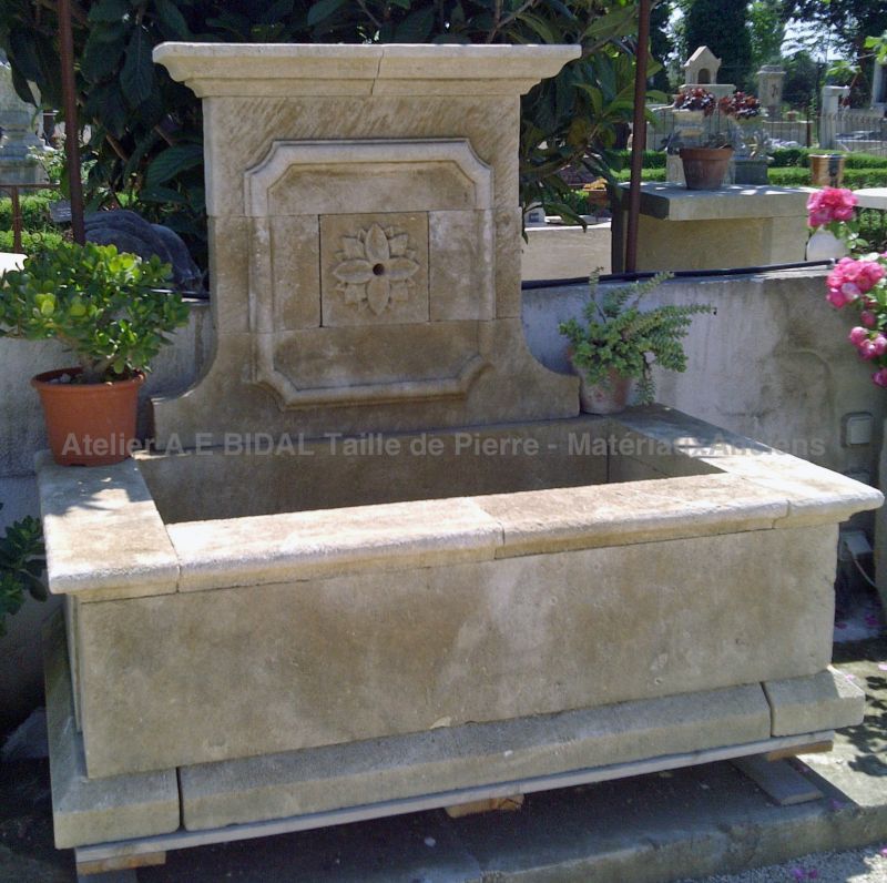 Garden wall fountain hand-carved in Provence limestone - Atelier Alain BIDAL (Provence)