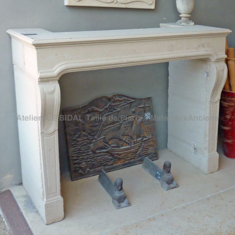 Classic French Louis XIV mantelpiece in carved stone - Atelier Alain BIDAL (Provence)