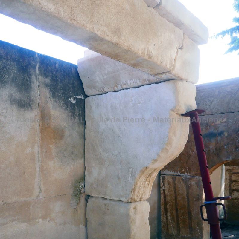 Provençal fireplace in raw and patinated stone - Atelier Alain BIDAL (Provence)