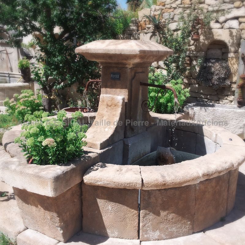 Fontaine de village centrale en pierre blanche du Lubéron - Atelier Alain BIDAL (Provence)