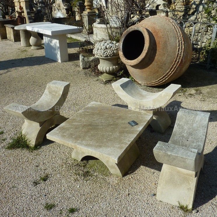 Beau mobilier en pierre: table en pierre d'extérieur et banc en pierre
