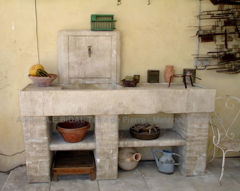 Quality outdoor kitchen in carved limestone - Atelier Alain Bidal (Provence)