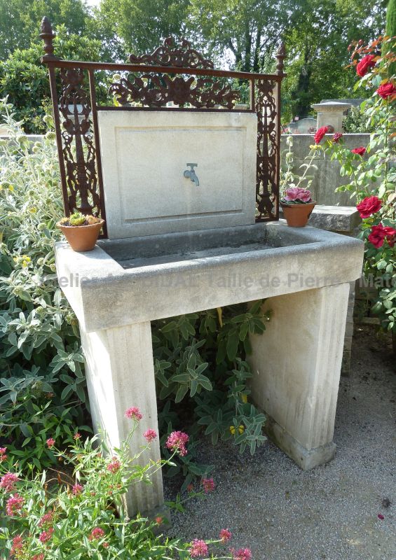 Rustic-looking outdoors sink hand-carved in French limestone - Atelier Alain Bidal (Provence)